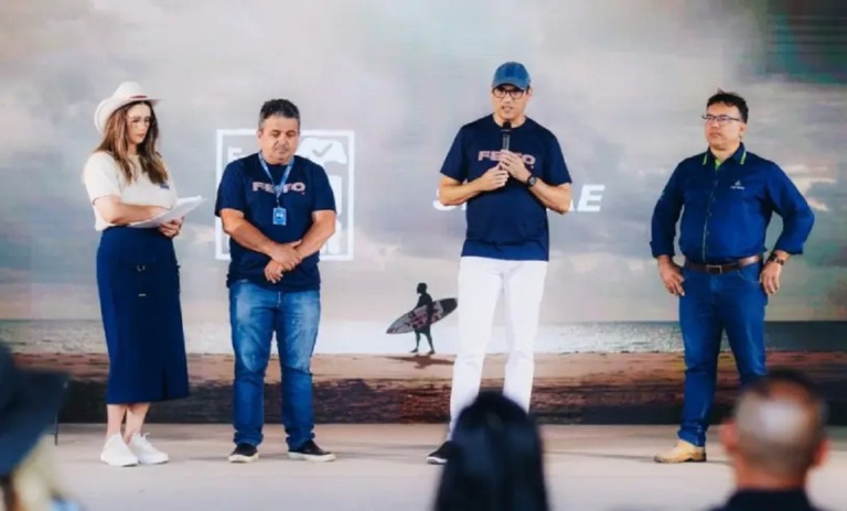 Na foto, aparecem quatro pessoas, sendo três homens e uma mulher. A foto foi tirada durante um evento no Rio Grande do Norte.
