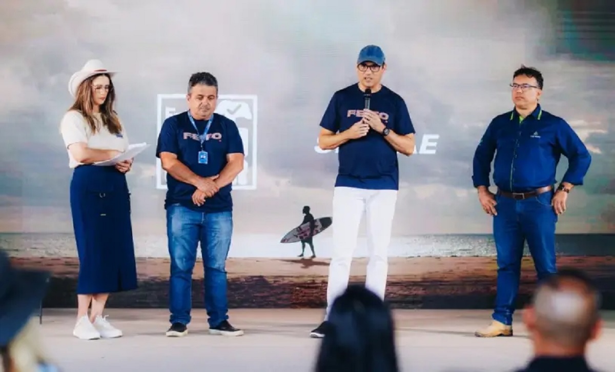 Na foto, aparecem quatro pessoas, sendo três homens e uma mulher. A foto foi tirada durante um evento no Rio Grande do Norte.