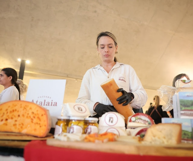 Produtora fazendo queijo artesanal