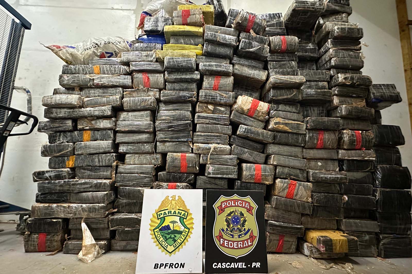 Escondidas no meio da soja, mais de 2 toneladas de maconha são apreendidas pela polícia
