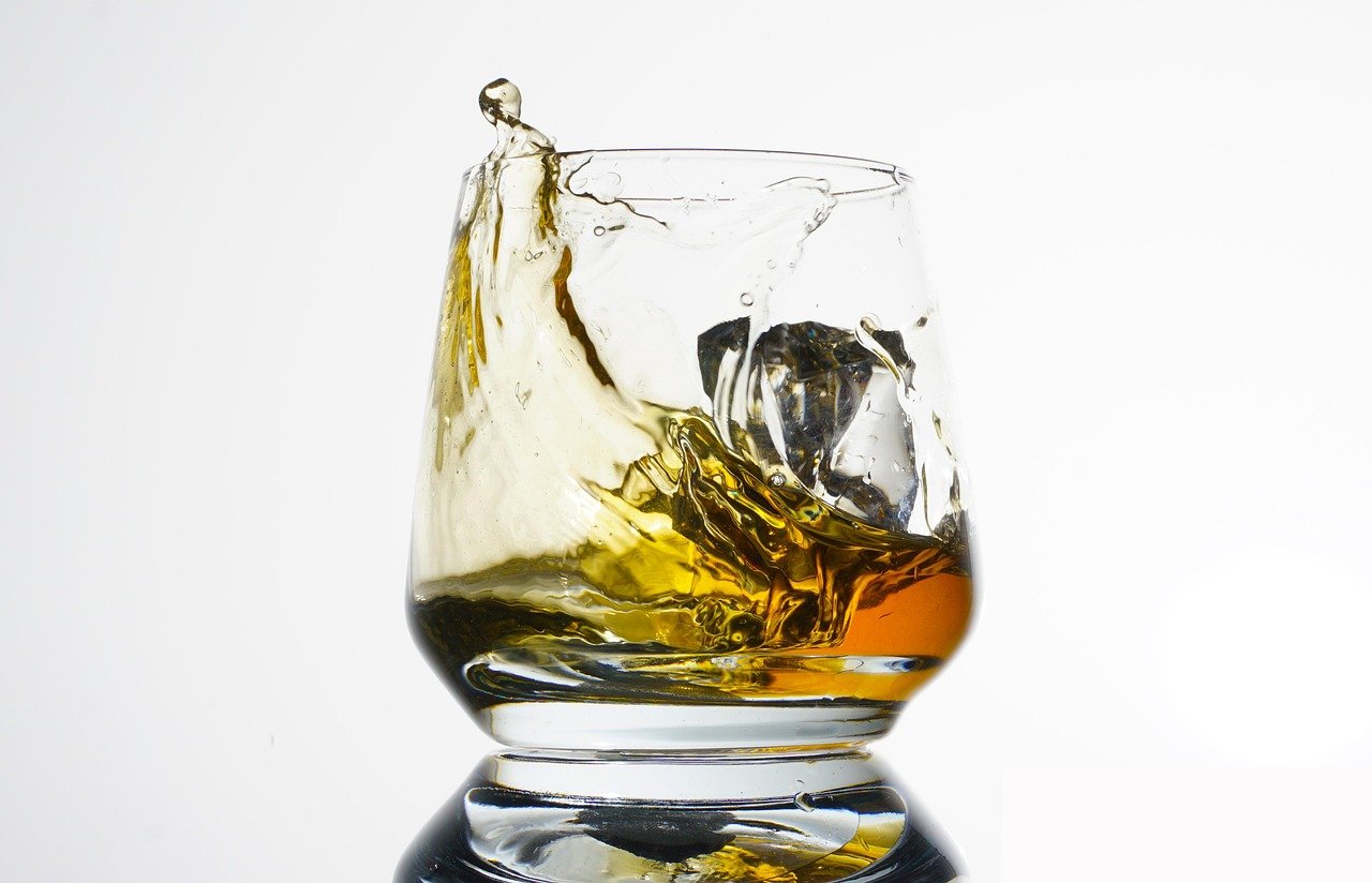 Após mortes por metanol, Câmara aprova urgência para torna crime hediondo adulteração de bebidas