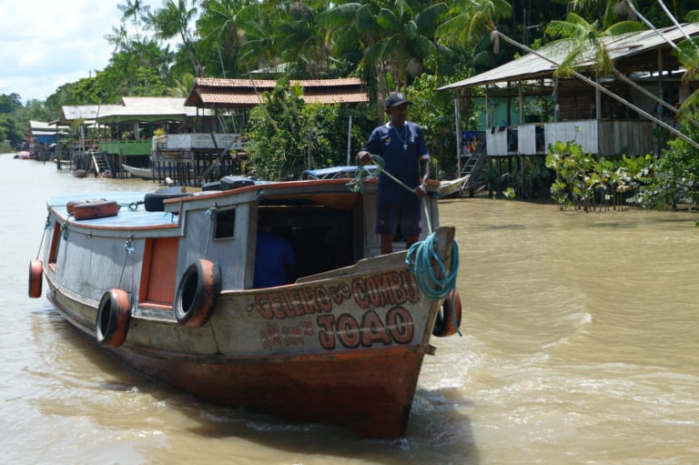 Belém - Um barco navega na Ilha do Cumbú durante a 30ª Conferência das Partes (COP30). na Amazônia