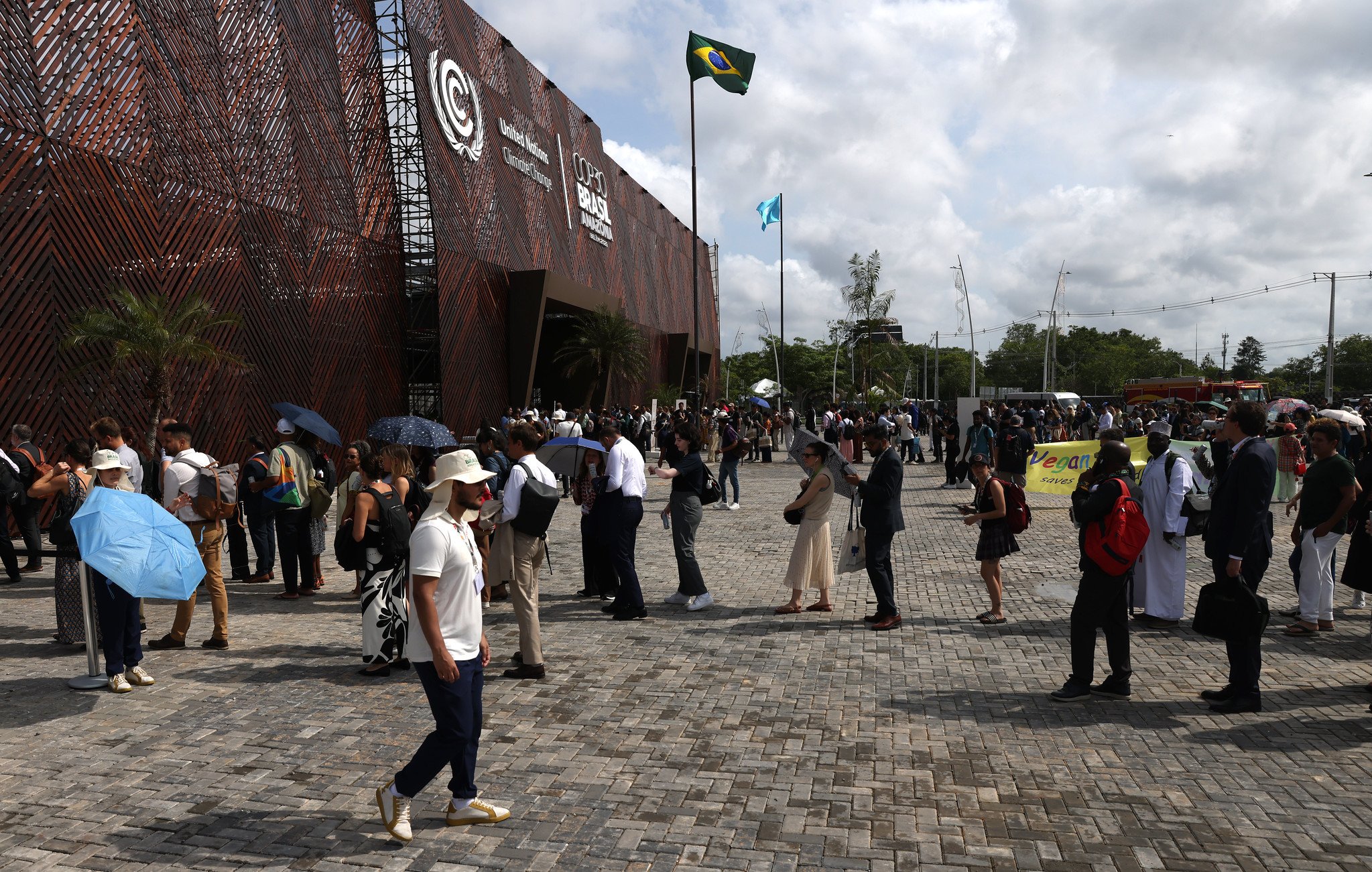 Manifestantes tentam invadir área restrita da COP30