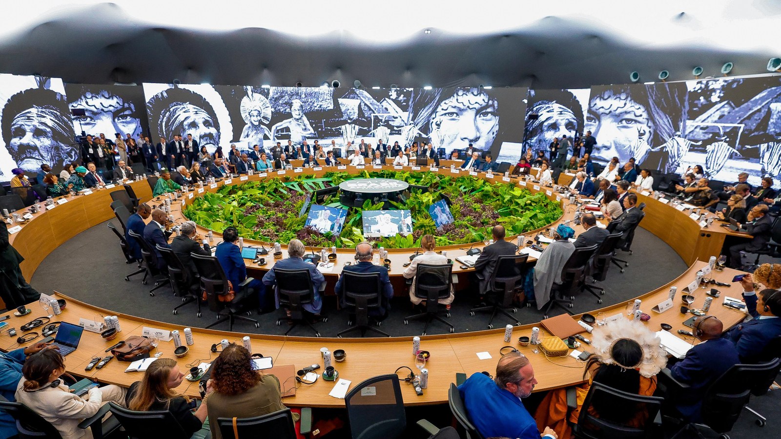 Líderes debatem os 10 anos do Acordo de Paris no segundo dia da Cúpula do Clima