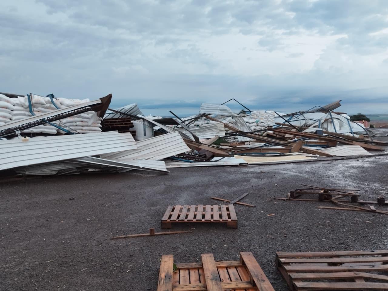 Tempestade, estragos, Paraná, chuvas, ventos