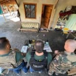 Suspeitos de vender carne silvestre e cães de caça são presos