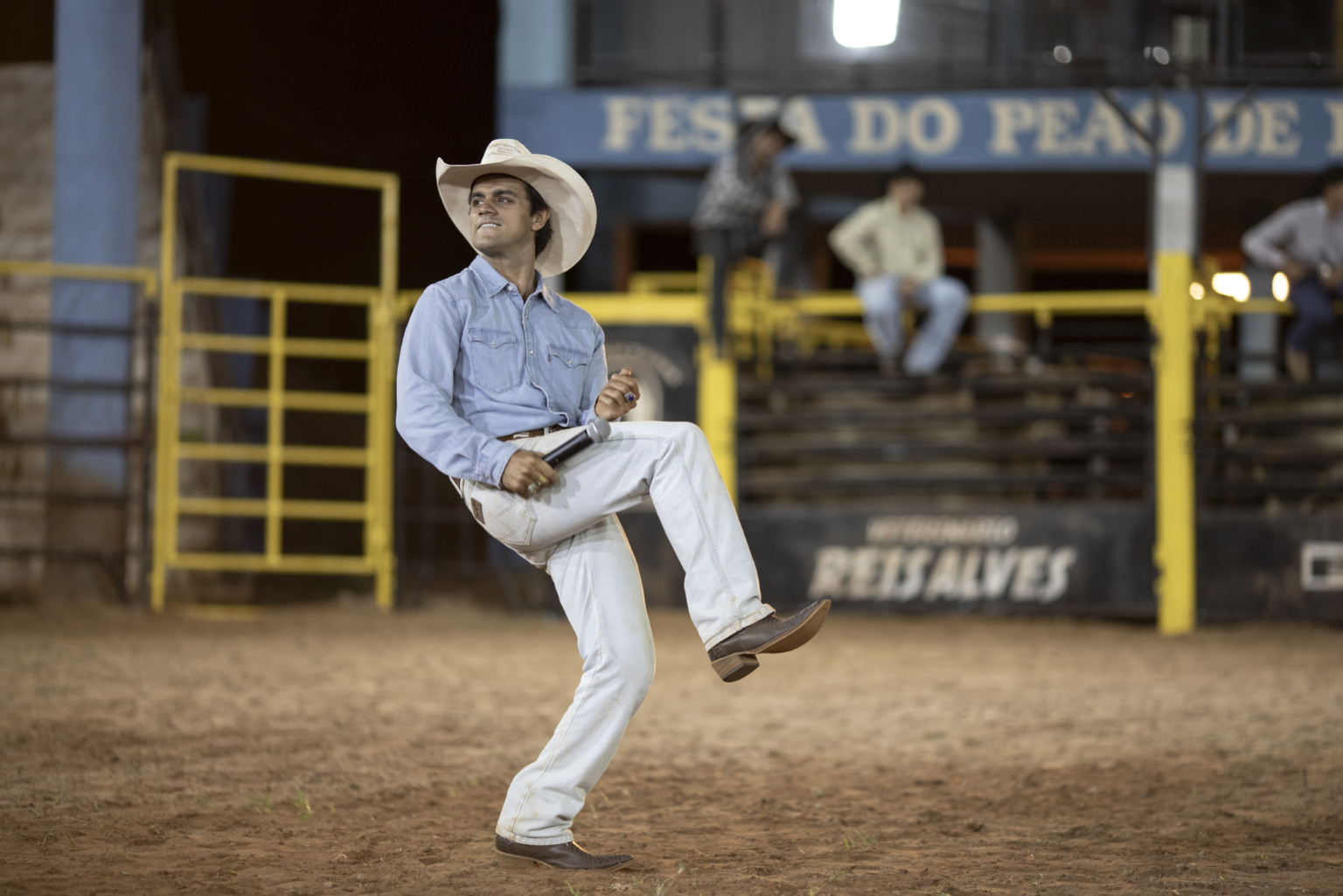 De ‘Tremembé’ para os rodeios: Felipe Simas vive em filme locutor que revolucionou festas de peão no Brasil