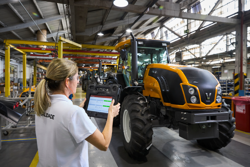 produção de trator na fábrica da AGCO produção de trator na fábrica da AGCO