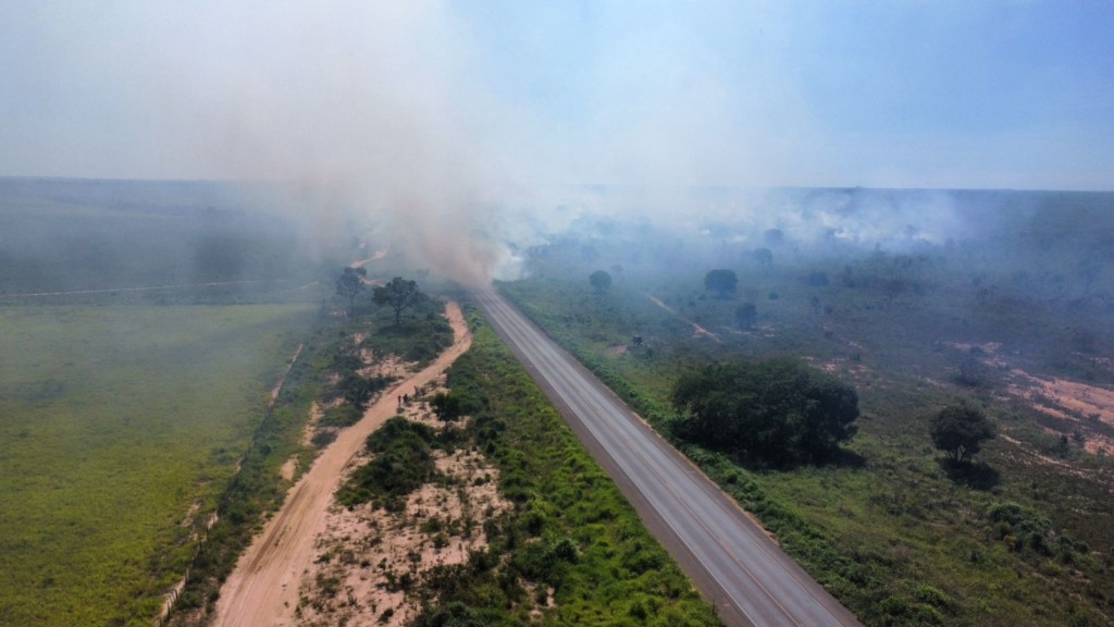incêndio em vegetação, BR-242 em Barreiras; Oeste da Bahia incêndio em vegetação, BR-242 em Barreiras; Oeste da Bahia