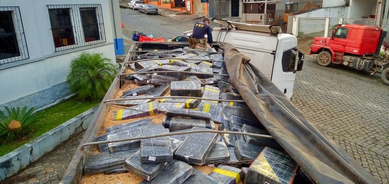 PRF apreende mais de 1.600 kg de maconha escondida em carga de soja no Paraná
