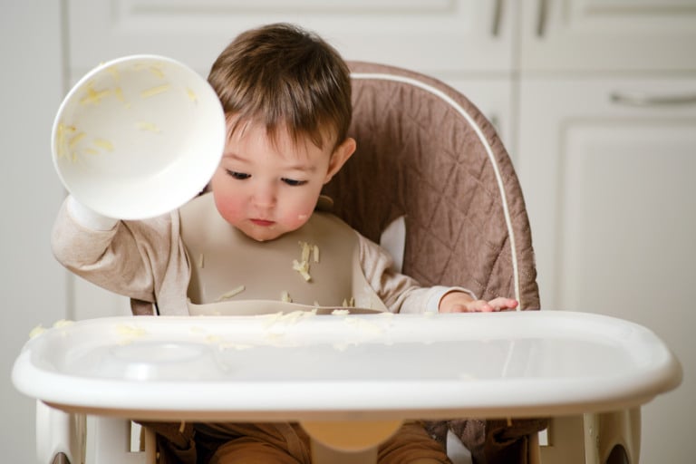 criança comendo