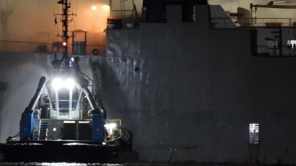 Incêndio em navio em São Sebastião