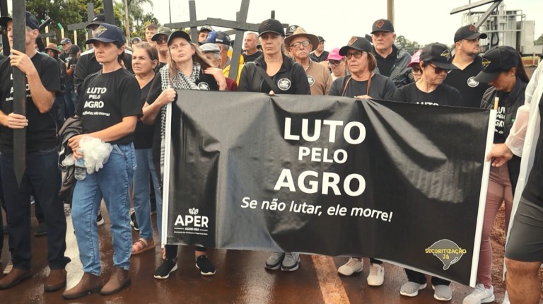 Agricultores protestam durante o início da 26ª Expodireto Cotrijal, em Não-Me-Toque (RS)