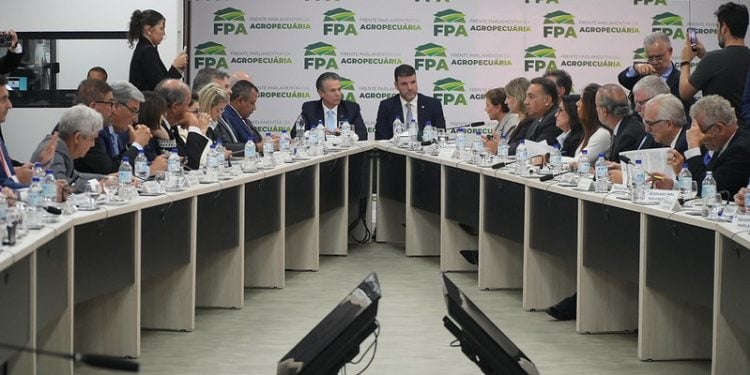 FPA discute cenário de instabilidade com crédito reduzido e alto endividamento no campo