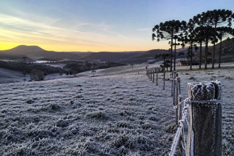 Frio e geada em um ambiente de serra