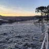 Frio e geada em um ambiente de serra