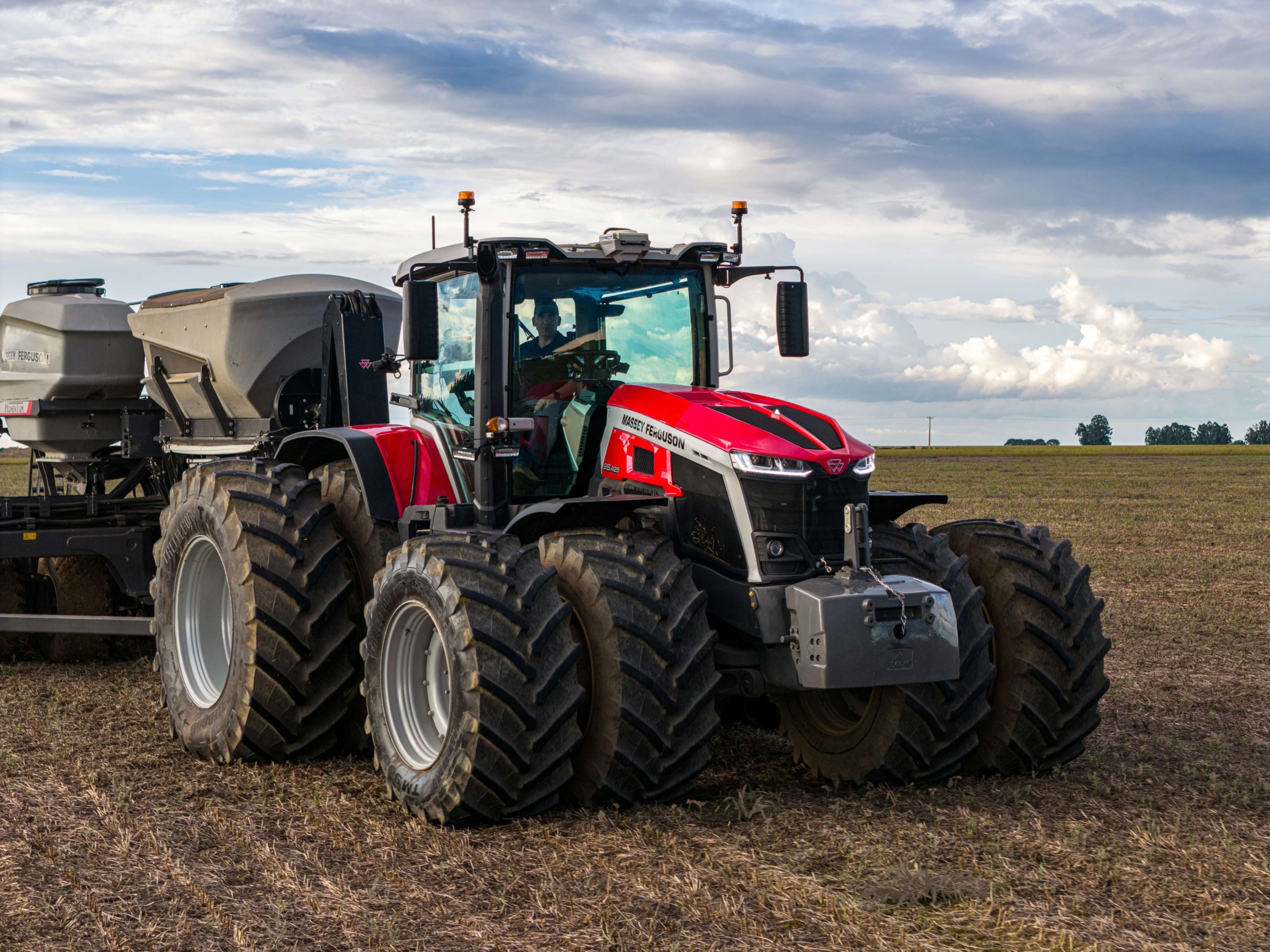 Massey aposta em trator de alta potência para ampliar vendas a grandes produtores rurais