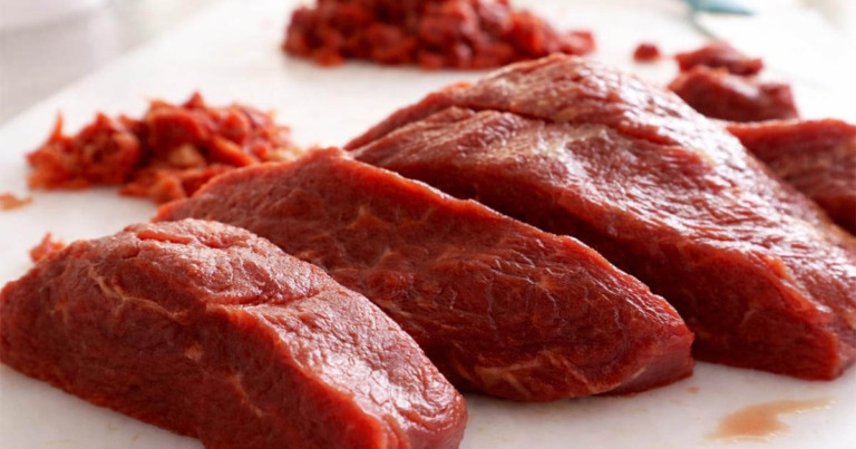 pedaços de carne bovina