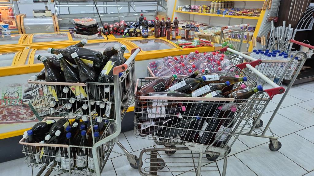 vinhos vencidos em carrinho de mercado