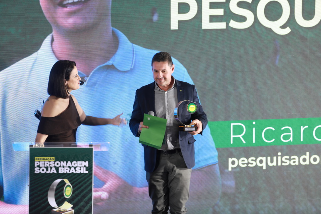 Mauricio Buffon entrega prêmio Personagem Soja Brasil | Foto: Junner Schmidt Mauricio Buffon entrega prêmio Personagem Soja Brasil | Foto: Junner Schmidt