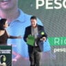 Mauricio Buffon entrega prêmio Personagem Soja Brasil |  Foto: Junner Schmidt