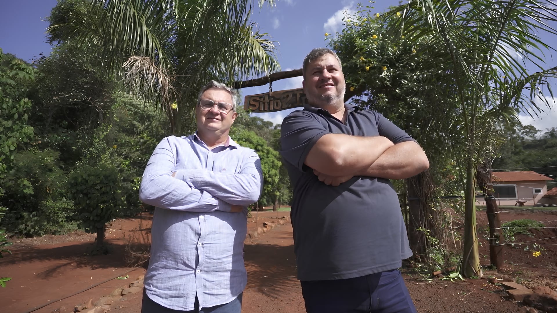 Irmãos desistem da aposentadoria para salvar legado da família e lucram com a criação de frangos