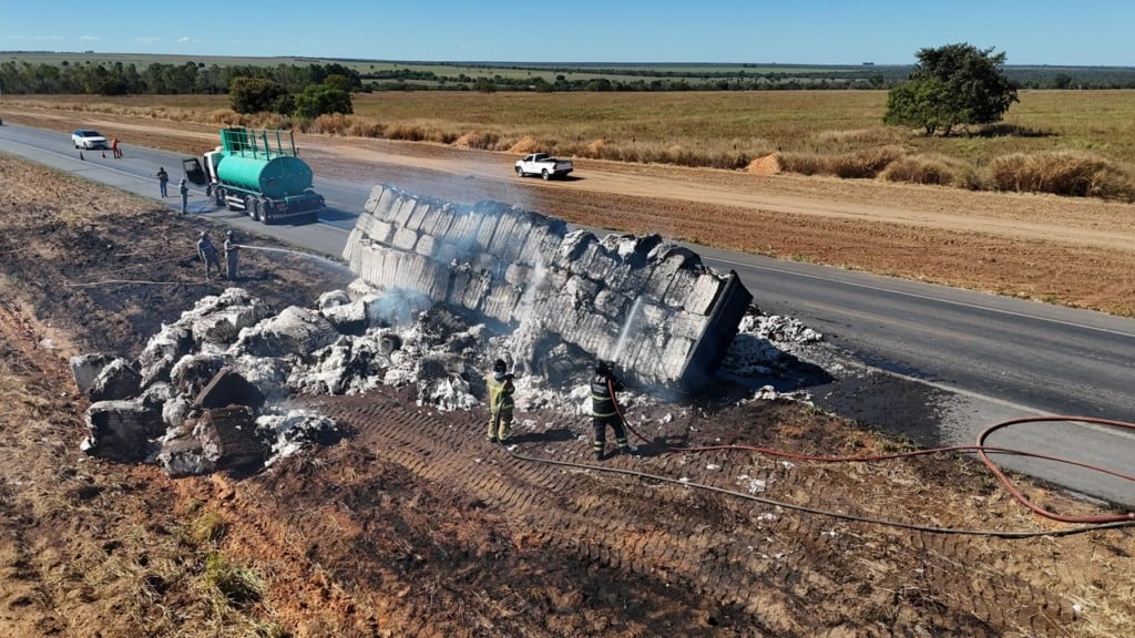 incêndio em caminhão que transportava algodão na BR-020; Luís Eduardo Magalhães
