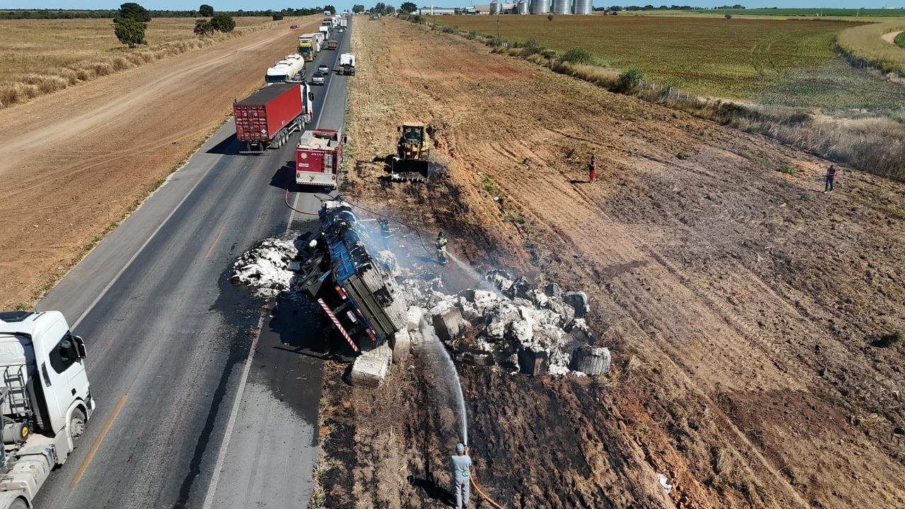 incêndio em caminhão que transportava algodão na BR-020