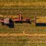 Vista aérea de tratores fazendo a colheita da safra