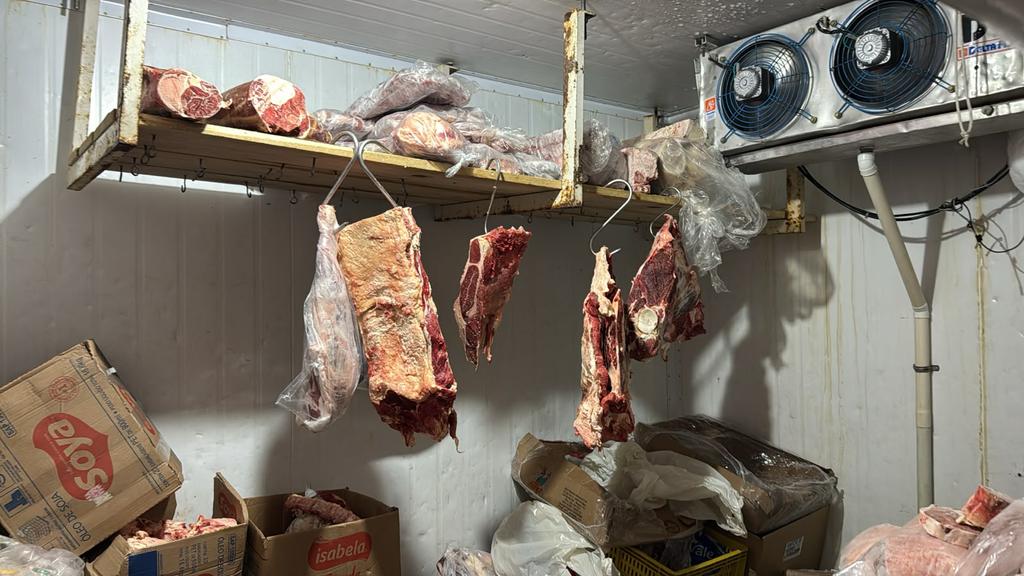 Fiscalização apreende 2,2 toneladas de alimentos impróprios em mercados e açougue no RS