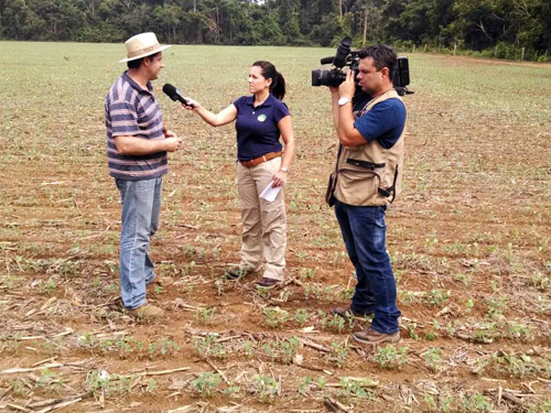 Repórter Fernanda Farias em ação (Canal Rural/Produção)