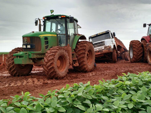 Tratores são utilizados para desatolar caminhões em Mato Grosso (Fernanda Farias/Canal Rural)