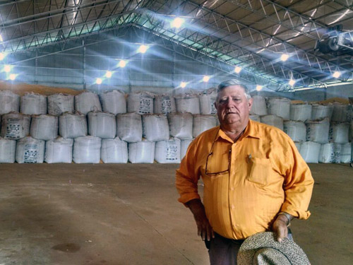 O produtor Pedro Roque Marteli dentro do silo que construiu e que tem a capacidade de 180 mil sacas (Fernanda Farias/Canal Rural)