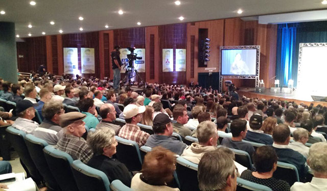Fórum reuniu mais de mil pessoas no Teatro Municipal de Toledo (PR) (Francila Calica/Canal Rural)
