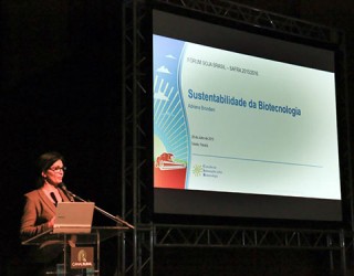 Adriana Brondani, do CIB, durante palestra no Fórum Soja Brasil de Toledo (PR) (crédito: Zigo Scholer)