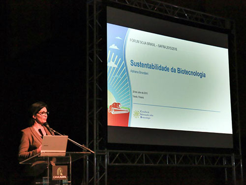 Adriana Brondani, do CIB, durante palestra no Fórum Soja Brasil de Toledo (PR) (crédito: Zigo Scholer)