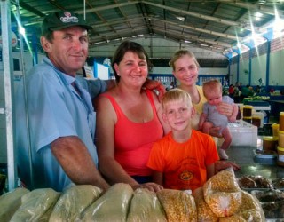 Seu Pedro, Dona Salete, a filha e os netos criados em Sorriso (Manaíra Lacerda/Canal Rural)