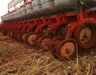 Plantio da soja: produtor aplica inoculante e nematicida direto no solo