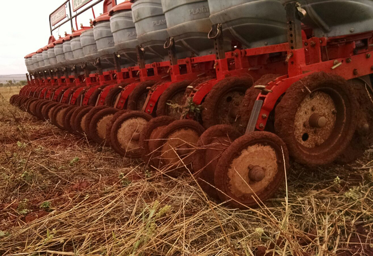 Plantio da soja: produtor aplica inoculante e nematicida direto no solo