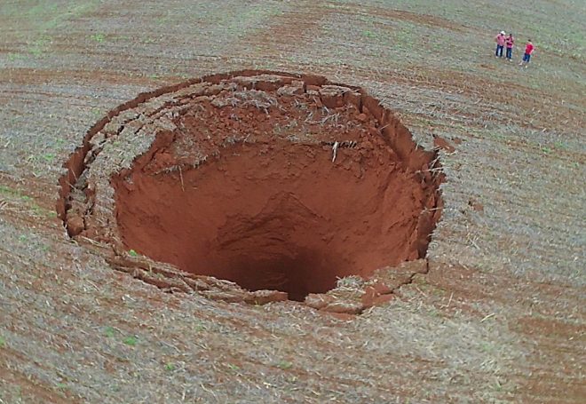 Cratera gigante surge em lavoura de soja de Minas Gerais