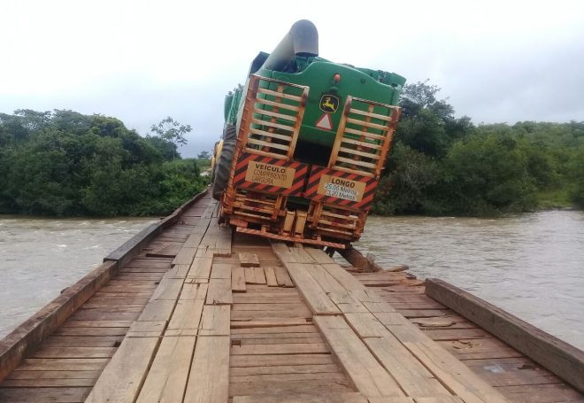 Caminhão transportando duas máquinas agrícolas quase cai de ponte