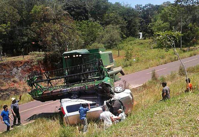 Colheitadeira invade estrada e atropela carro no Paraguai