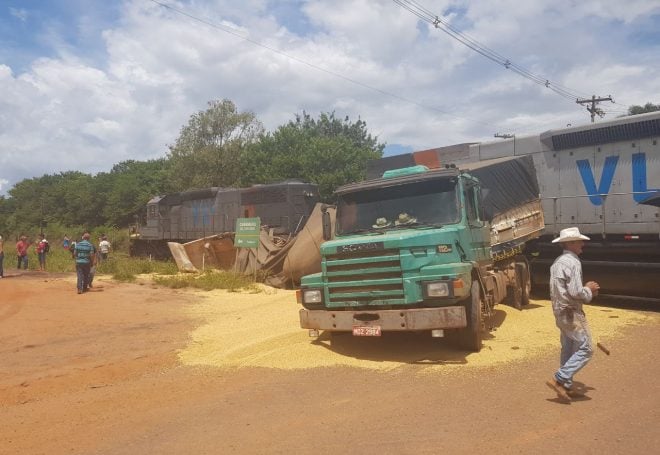 Motorista de caminhão com soja não vê trem chegando e sofre acidente