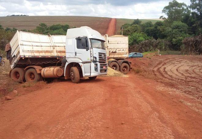 Estrada é modificada e já causa 2º acidente envolvendo carreta com soja