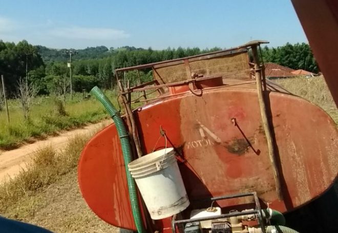 Colheitadeira de soja quase pega fogo e trabalho recomeça seguido por tanque d’água