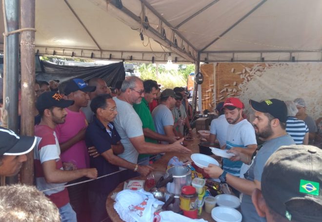 Produtores rurais fazem vaquinha para dar almoço a caminhoneiros parados