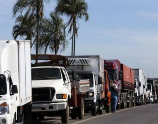 caminhões formam fila em estrada