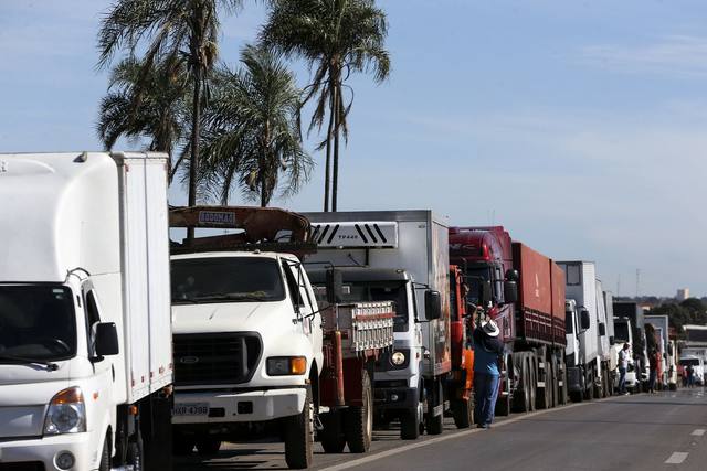 caminhões formam fila em estrada