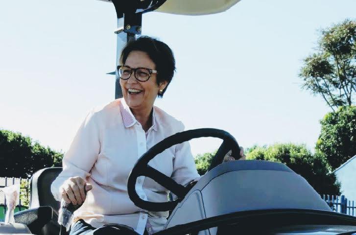 Ministra da Agricultura, Tereza Cristina, pilotando um trator