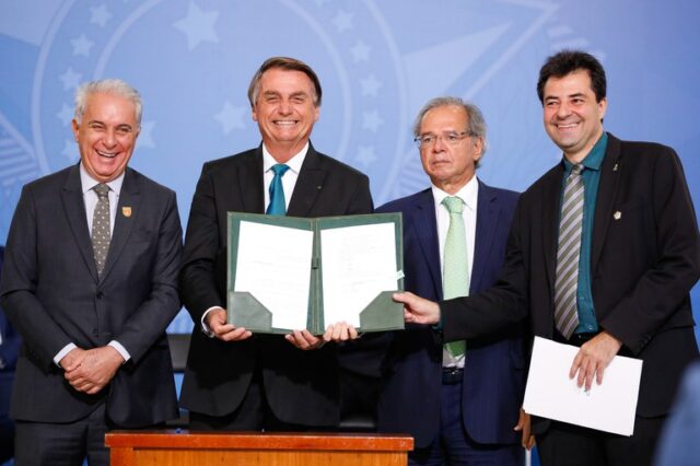 Jair Bolsonaro assina MP com novas regras para CPR